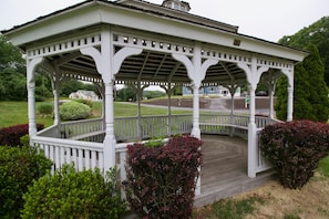 Gazebo - Oakdell Motel (Waterford)
