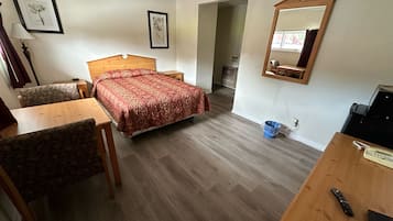 Standard Room, 1 Queen Bed, Non Smoking | Desk, soundproofing, free WiFi, bed sheets