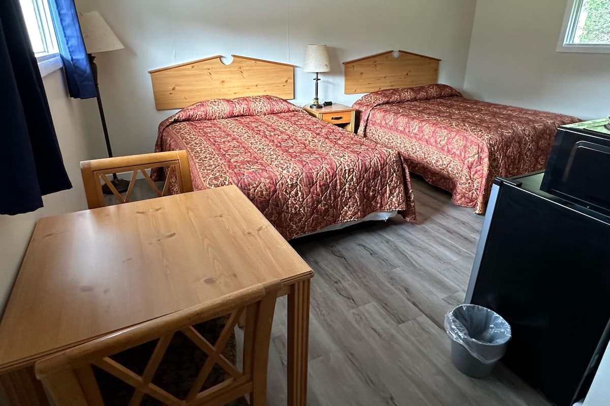 Standaard kamer, 2 queensize bedden, niet-roken | Een bureau, geluiddichte muren, gratis wifi, beddengoed