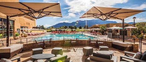 시즌별로 운영되는 야외 수영장, 카바나(요금 별도), 수영장 파라솔