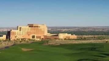 Un campo de golf con un edificio al fondo.