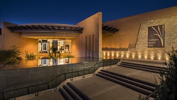 Couples treatment room(s), sauna, steam room, hot stone massages