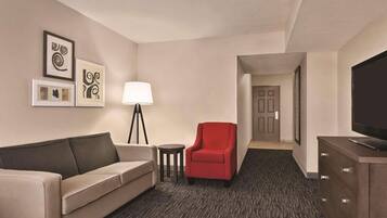 Ylelliset vuodevaatteet, tallelokero huoneessa, äänieristys