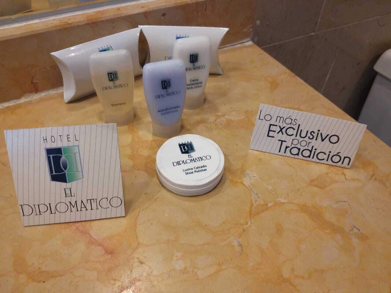 standard double room | bathroom | shower, towels