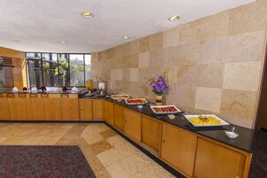 Desayuno a la carta todos los días (con cargo)