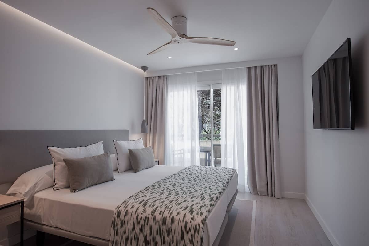 1 غرفة نوم وميني بار وخزنة داخل الغرفة ومكتب