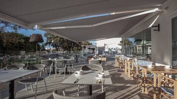 Petit déjeuner, déjeuner et dßner servis sur place, vue sur la mer