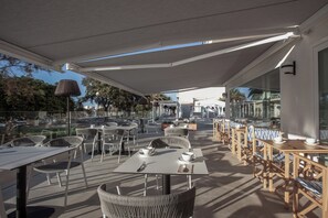 Melayani sarapan, makan siang, makan malam; dengan pemandangan laut