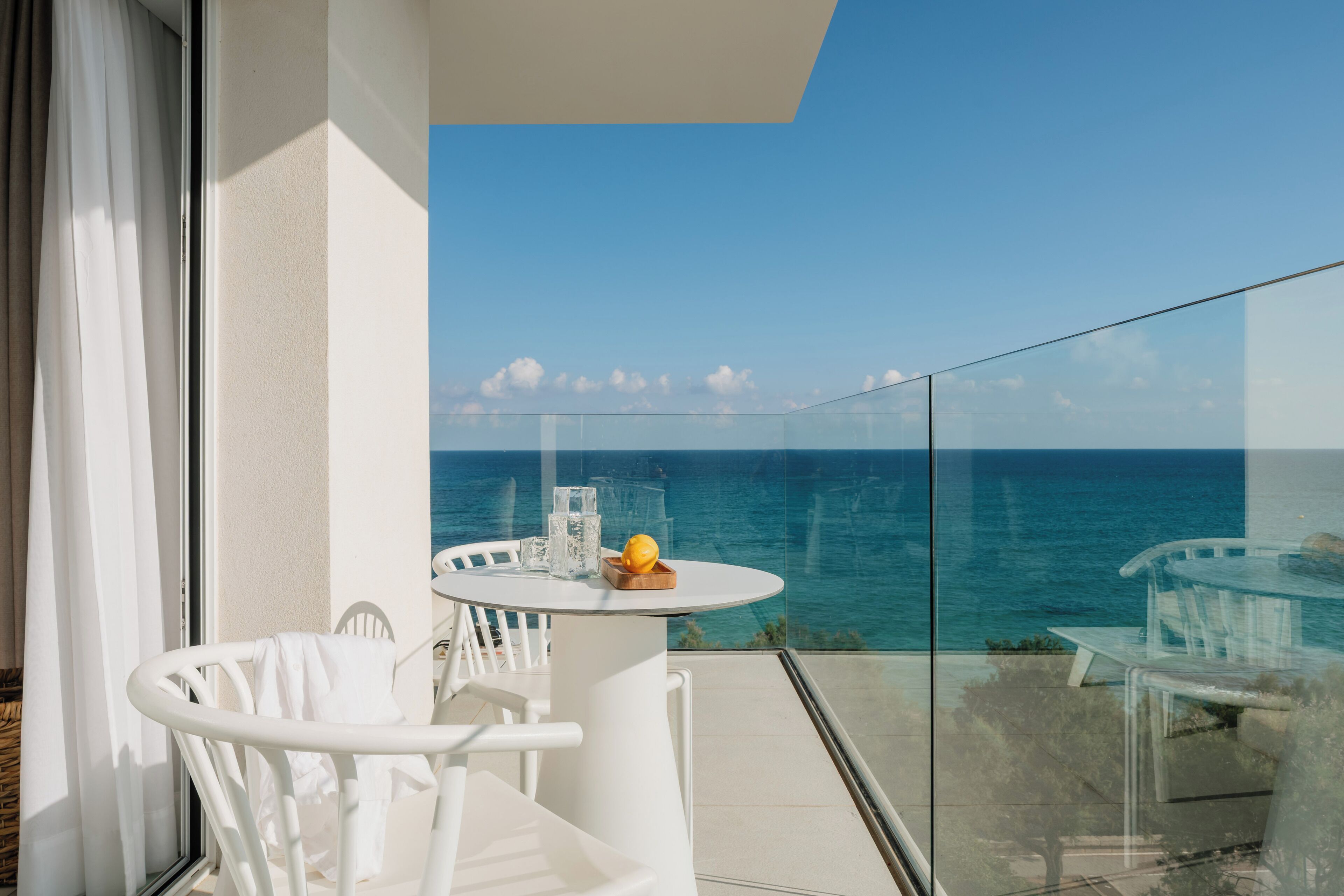 Deluxe Room, Sea View | Minibar, free WiFi, bed sheets