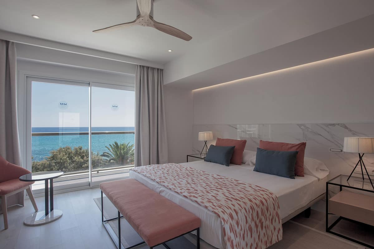 1 غرفة نوم وميني بار وخزنة داخل الغرفة ومكتب