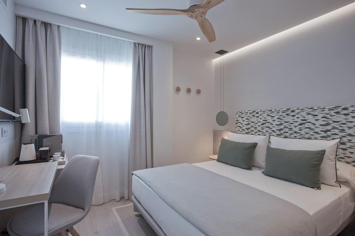 1 غرفة نوم وميني بار وخزنة داخل الغرفة ومكتب