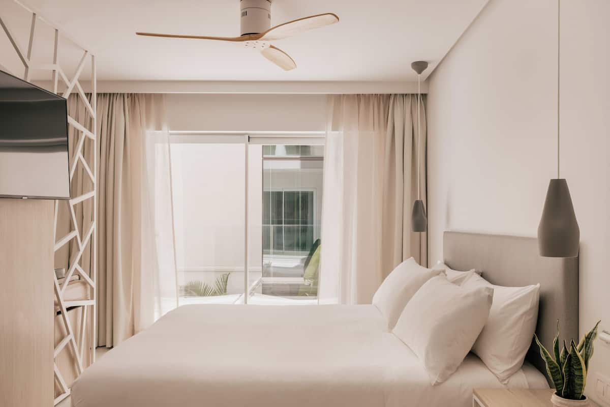 Junior Suite, Partial Sea View | Minibar, free WiFi, bed sheets