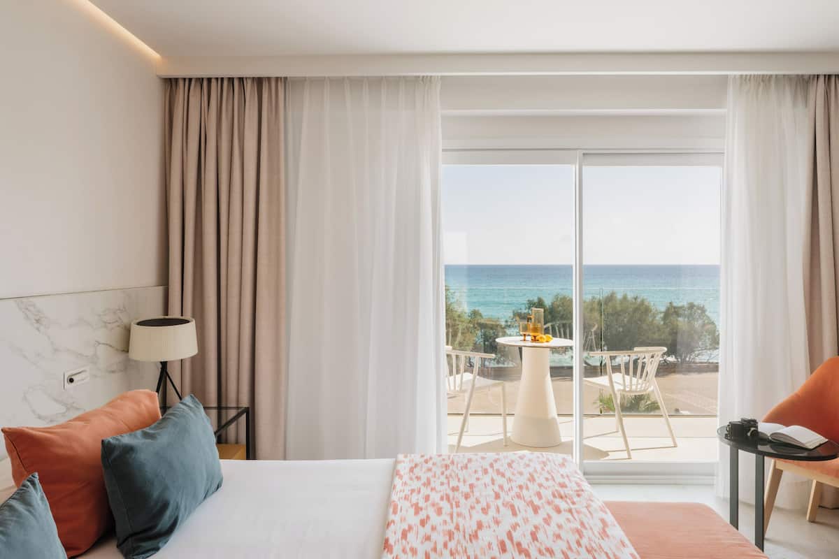 Deluxe Room Frontal Sea View | Minibar, wifi gratis y ropa de cama