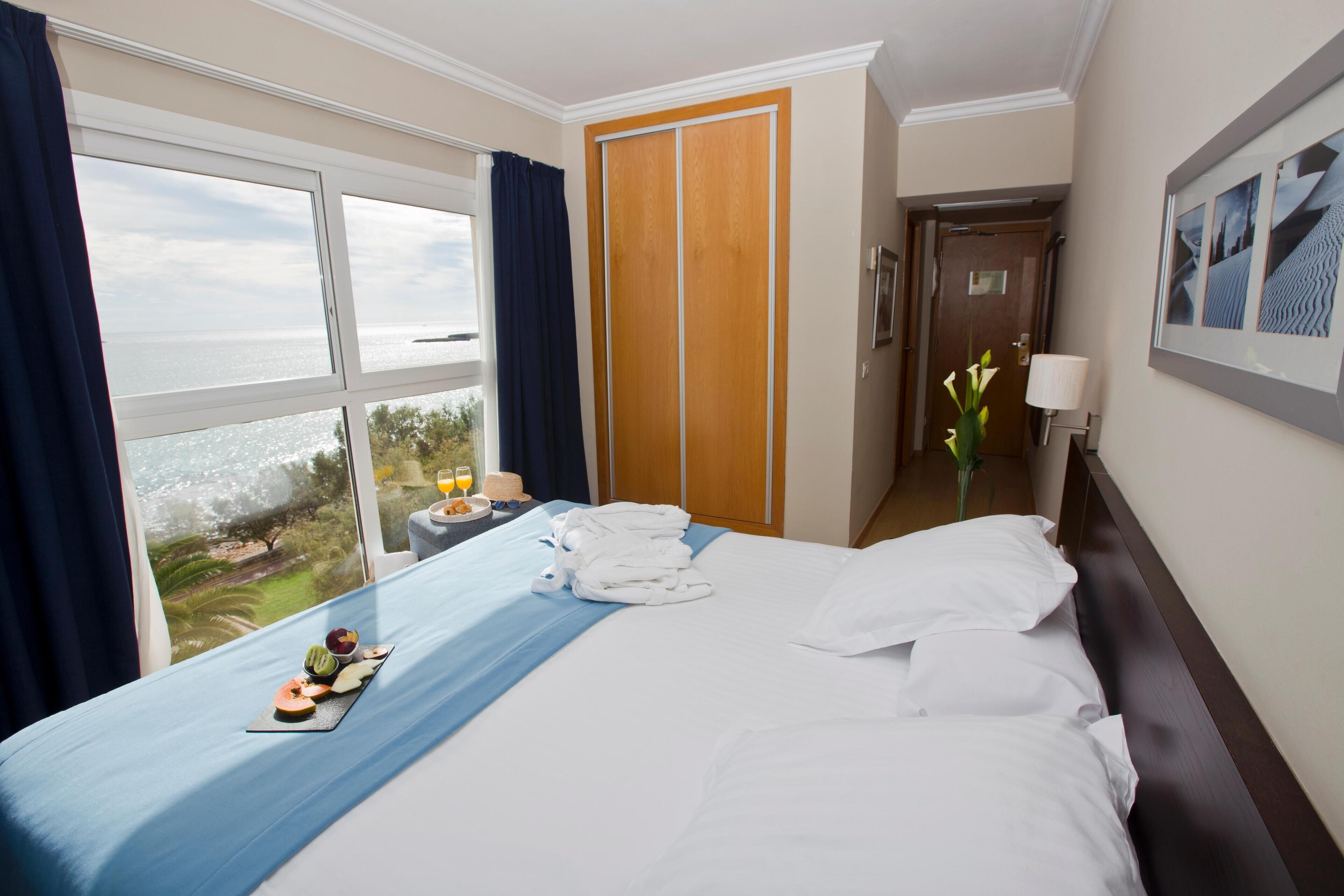 Minibar, WiFi (free), bed sheets