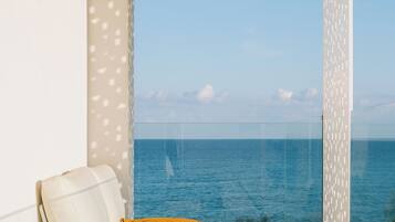 Junior suite, uitzicht op zee | 1 slaapkamer, een minibar, gratis wifi, beddengoed