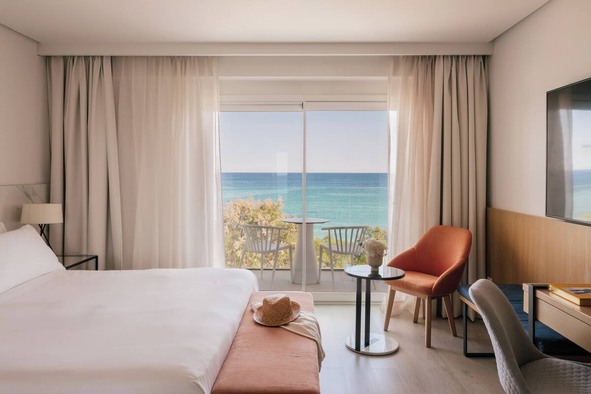 Deluxe Room Frontal Sea View | ミニバー、WiFi (無料)、ベッドシーツ