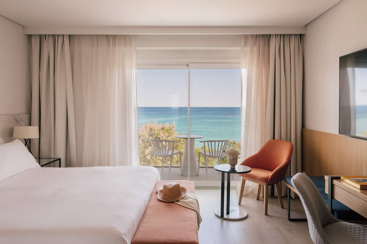 Deluxe Room Frontal Sea View | Minibar, free WiFi, bed sheets