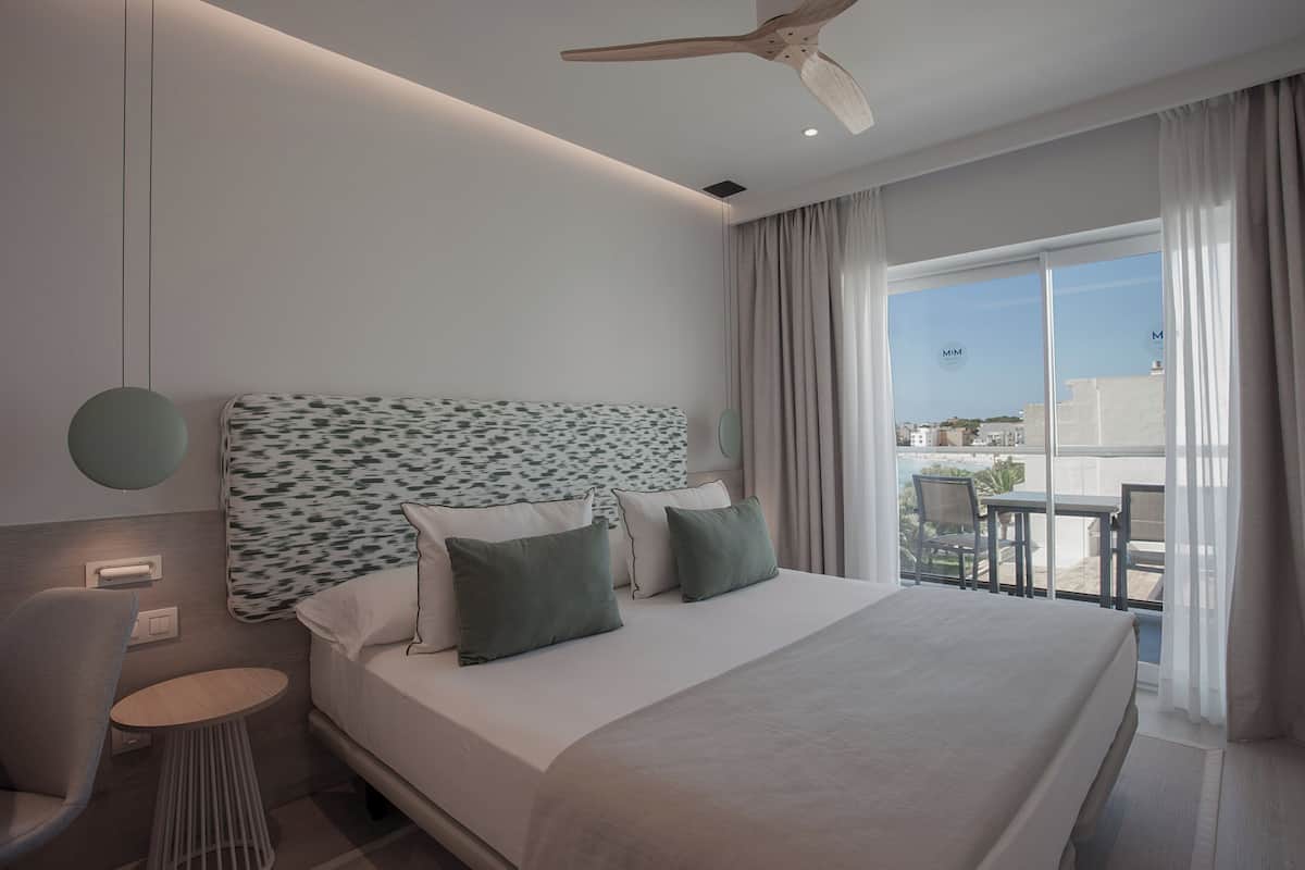 1 غرفة نوم وميني بار وخزنة داخل الغرفة ومكتب