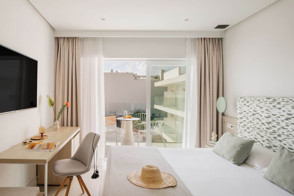 Chambre Supérieure, vue partielle sur la mer