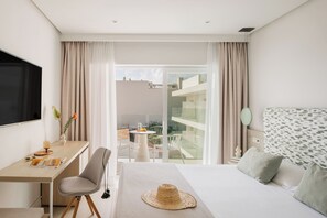 Quarto superior, vista parcial para o mar | Frigobar, Wi-Fi de cortesia, roupa de cama