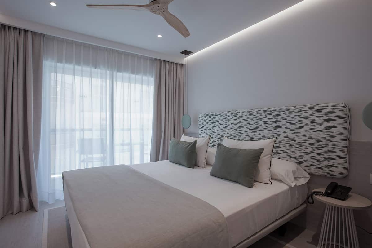 1 غرفة نوم وميني بار وخزنة داخل الغرفة ومكتب