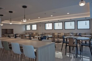 Melayani sarapan, makan siang, makan malam; dengan pemandangan laut