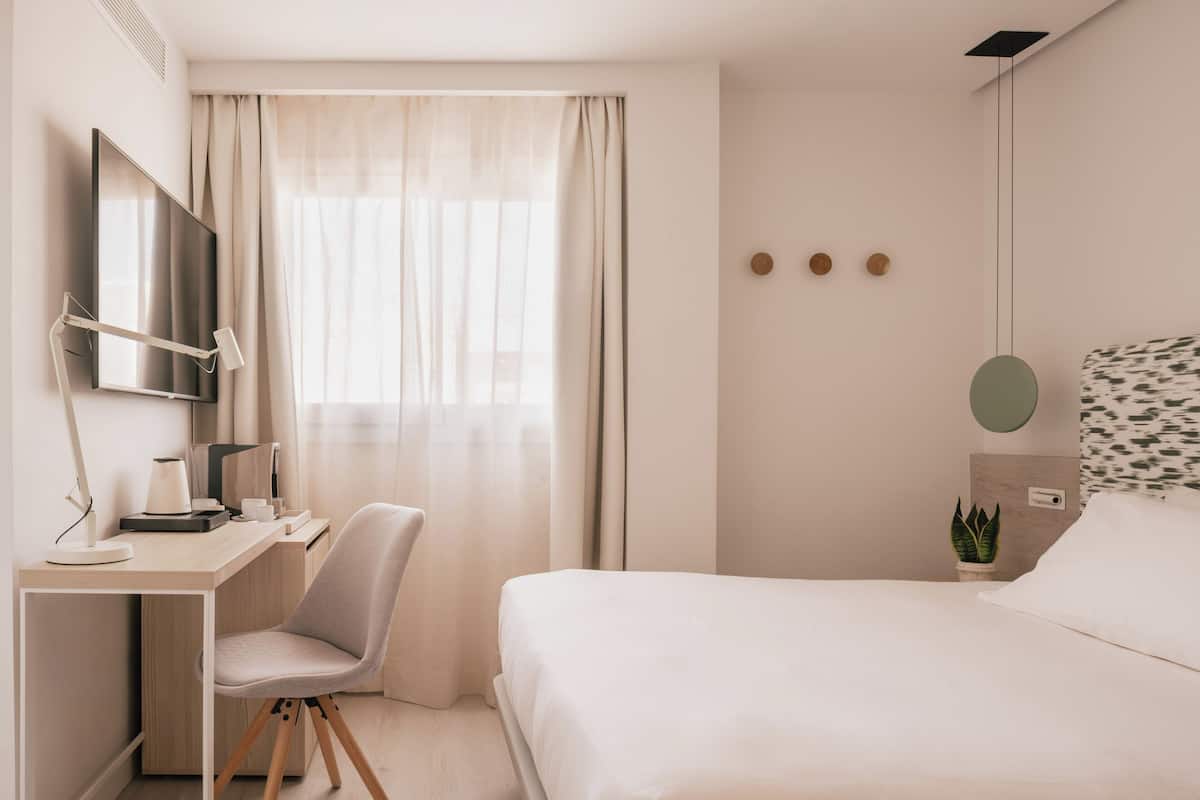 Superior Single Room, 1 Queen Bed | Minibar, free WiFi, bed sheets