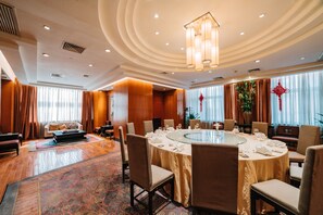 每日供应自助早餐（每人 CNY 140）