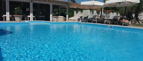 Een seizoensgebonden buitenzwembad en een zwembad op het dak