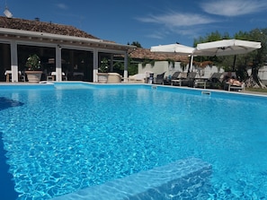 Una piscina al aire libre de temporada, una piscina en la azotea