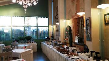 Free daily continental breakfast