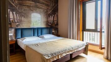 Classic-Doppel- oder -Zweibettzimmer | Hochwertige Bettwaren, Minibar, Zimmersafe, Schreibtisch