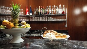A bar counter with a fruit bowl and a pastry display. - Hotel Terme Salvarola (Sassuolo)