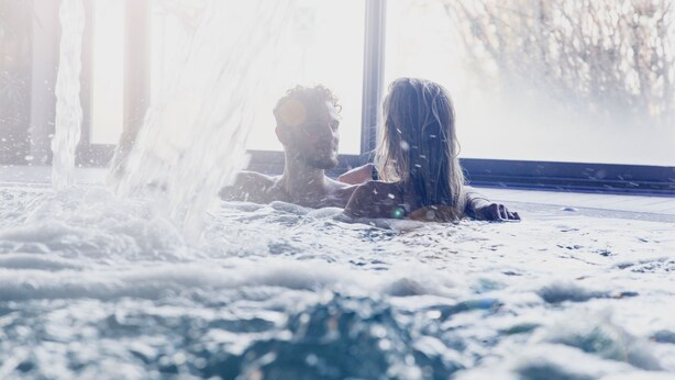 A hot tub with two people. - Hotel Terme Salvarola (Sassuolo)