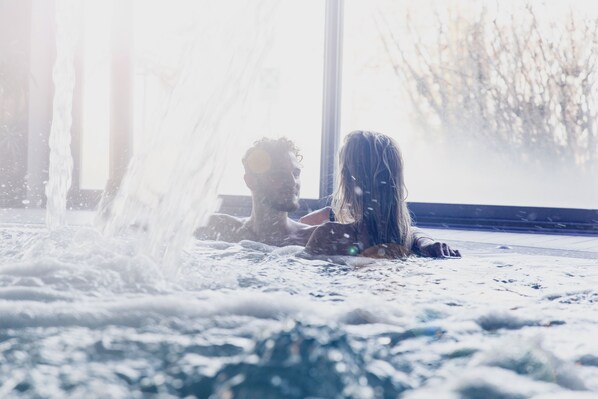 Salas de tratamiento para parejas, un sauna, una bañera de hidromasaje