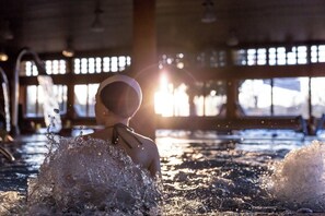 3 piscinas techadas, una piscina al aire libre de temporada
