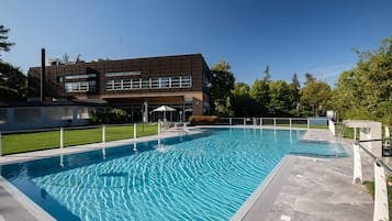 3 piscinas cubiertas, una piscina al aire libre de temporada, tumbonas