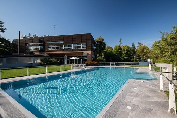 3 Innenpools, Außenpool (je nach Saison geöffnet), Liegestühle