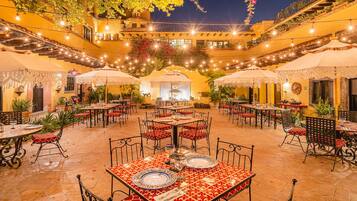 Se sirven desayunos, comidas, cenas y cocina mexicana