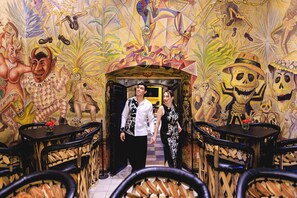 Bar en la azotea con mesas al aire libre (abre todos los días)