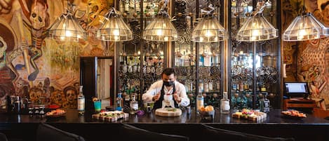 Bar en la azotea, con mesas al aire libre, abre todos los días 