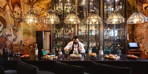 Bar en la azotea, con mesas al aire libre, abre todos los días