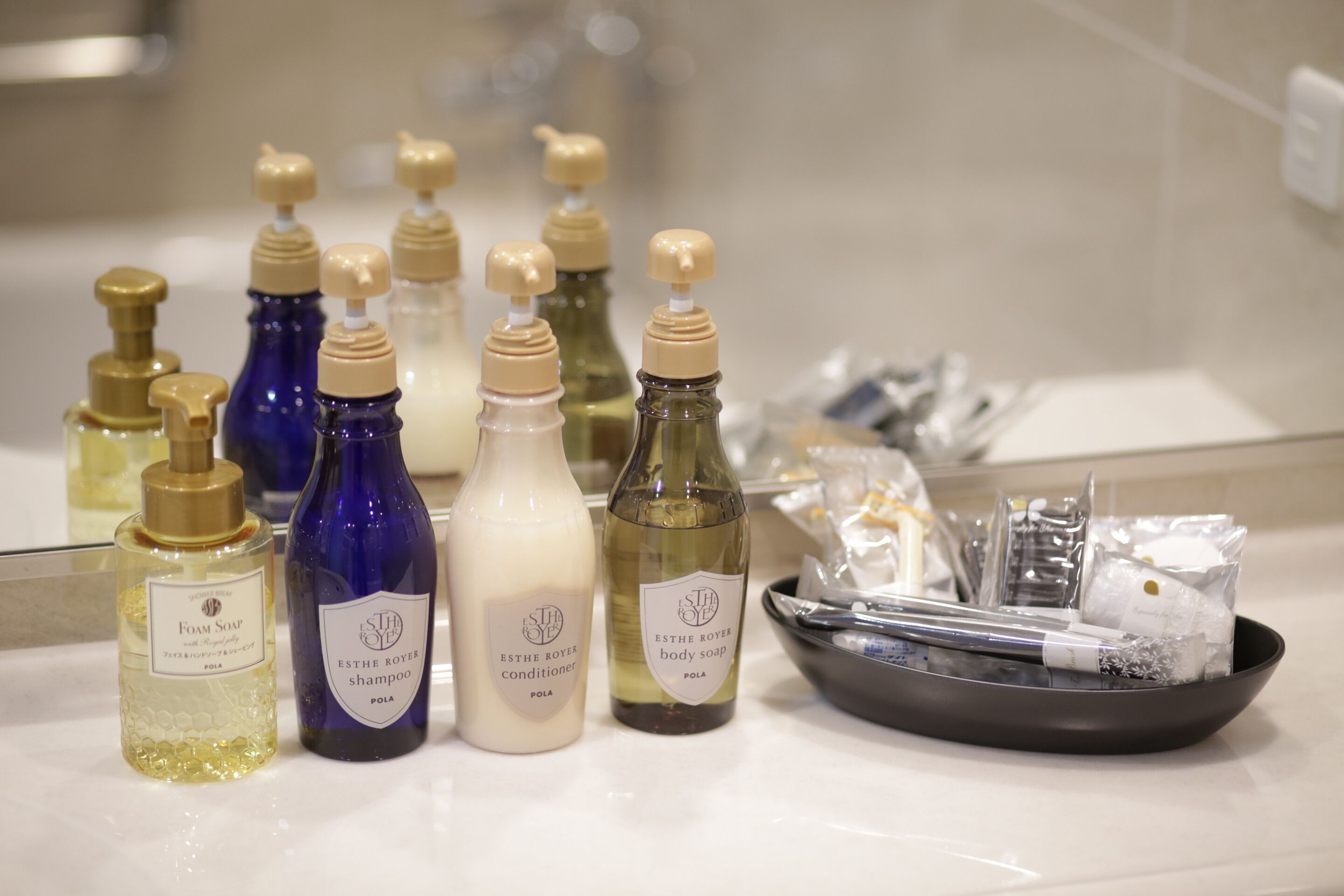 combined shower/bathtub, free toiletries, hair dryer, slippers