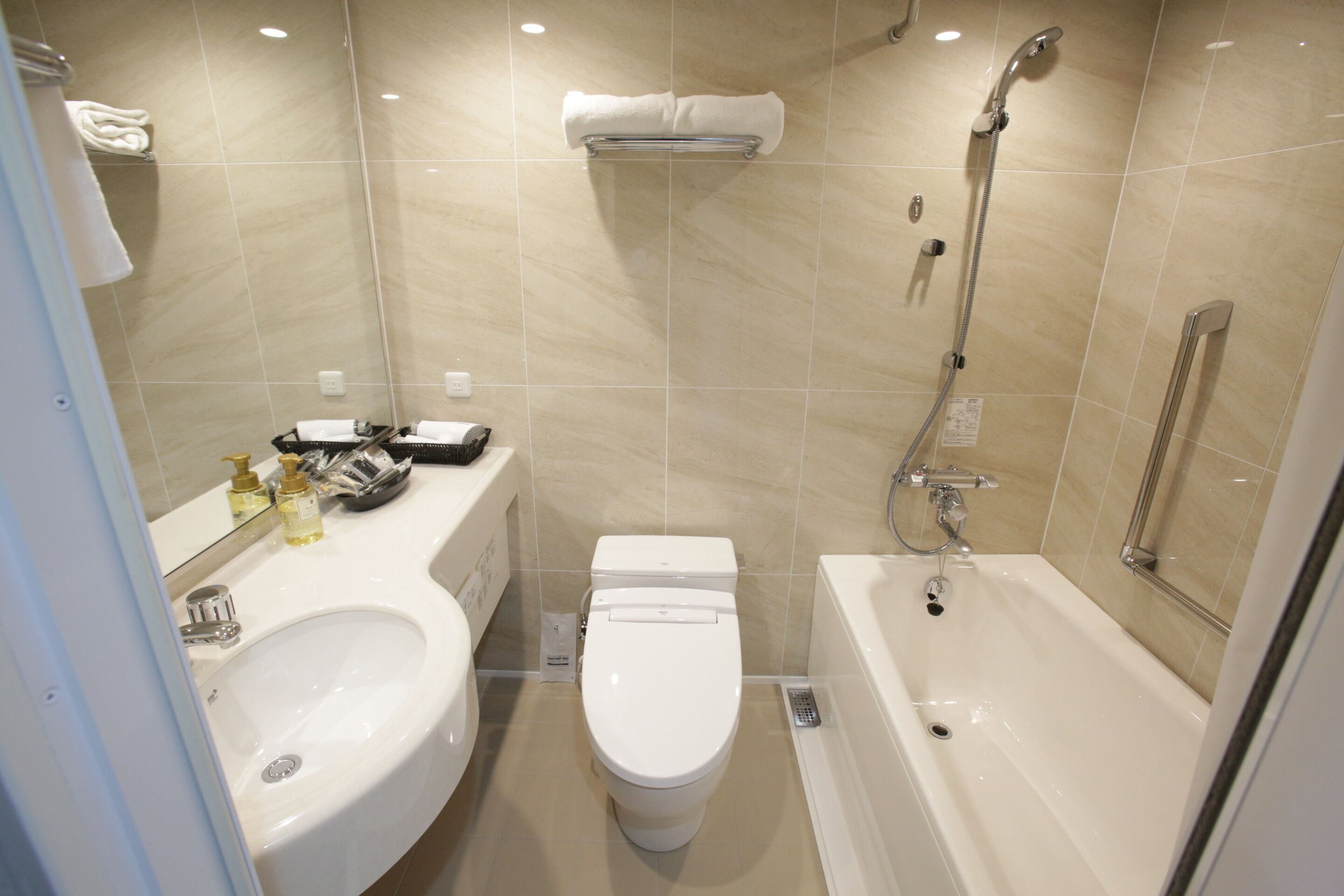 combined shower/bathtub, free toiletries, hair dryer, slippers