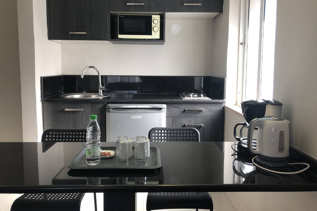 Suite – junior | Eget kjøkken | Kaffetrakter/tekoker, kjøleskap og vannkoker