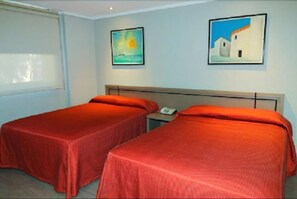 Quarto casal superior, 2 camas de casal, suíte | Wi-Fi de cortesia, roupa de cama