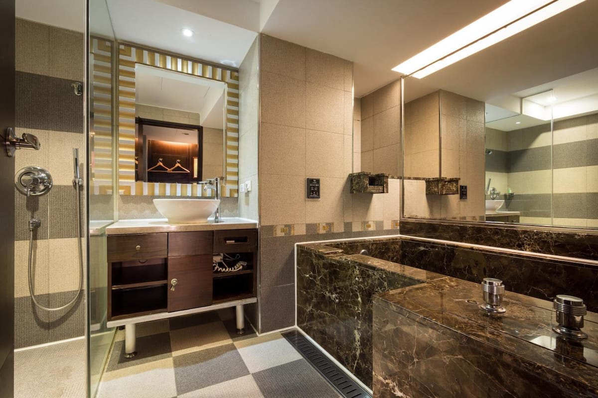 Shower, hydromassage showerhead, free toiletries, hair dryer
