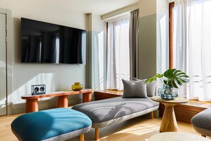 Suite (Loft Suite) | Ropa de cama de alta calidad, edredones de plumas, cortinas opacas