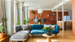 Suite (Loft Suite) | Peralatan tempat tidur premium, gebar bulu kapas 