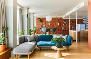 套房 (Loft Suite) | 高級寢具、羽絨被、遮光布/窗簾、熨斗/熨衣板